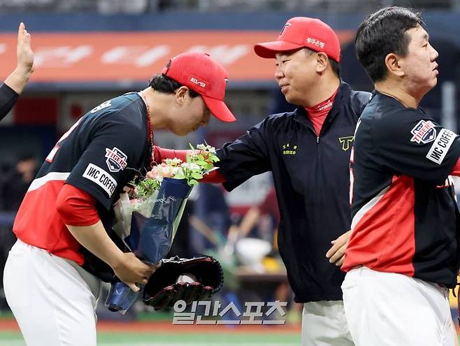 24일 오후 서울 고척스카이돔에서 열린 2024 KBO리그 프로야구 키움히어로즈와 KIA타이거즈의 경기에서 KIA가 6대 4로 승리했다. 9회말 등판해 최연소 100세이브 기록을 세운 정해영에게 이범호 감독이 축하꽃다발을 전해주고 있다. 고척=김민규 기자 mgkim1@edaily.co.kr /2024.04.24/