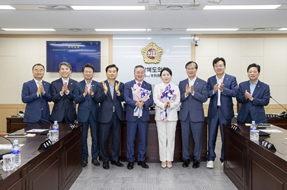 경상북도의회 이동업 위원장과 제12대 후반기 문화환경위원회 의원들이 기념사진을 찍고 있다. [사진=경북도청]