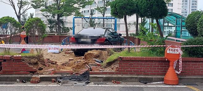 9일 부산 엄궁동의 한 아파트에서 70대가 몰던 승용차가 놀이터로 돌진하는 사고가 일어났다. 부산경찰청 제공