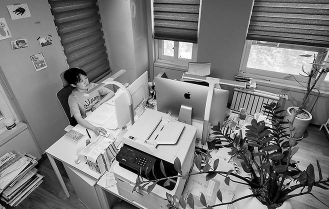 페미니즘 출판사 ‘봄알람’의 사무실, 이두루 대표가 자신의 자리에서 업무를 보고 있다. ⓒcomma books