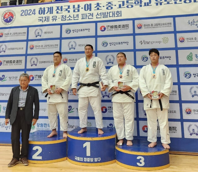 2024 하계 전국초·중·고유도연맹전 남고부 +100㎏급서 시즌 4관왕을 차지한 백종우(경민고)가 시상대 가장 높은 곳에 우뚝 서있다. 경민고 제공