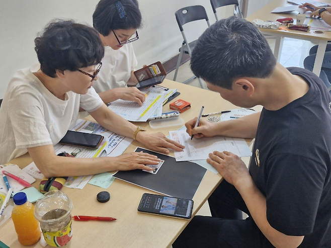 주민협의체 도움으로 동의서를 작성하고 있는 토지 등 소유자. [사진출처=중구]