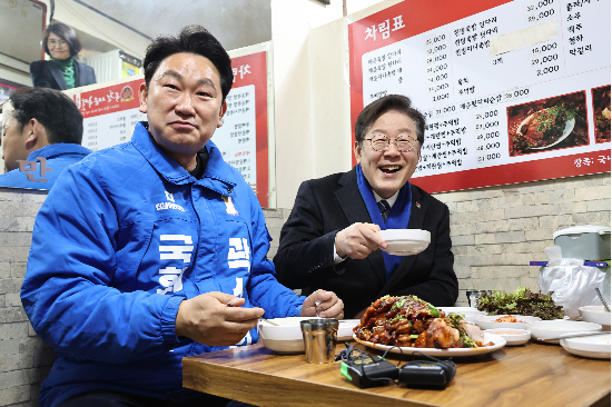 왼쪽부터 곽상언 더불어민주당 의원, 이재명 전 더불어민주당 대표. (매경 DB)