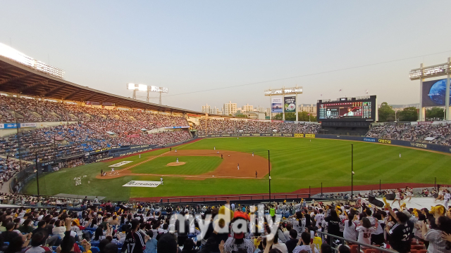 2024년 5월 3일 서울 잠실야구장에서 '2024 신한 SOL Bank KBO리그' 두산 베어스와 LG 트윈스의 경기가 열렸다. 만원 관중들이 경기를 응원하고 있다./마이데일리