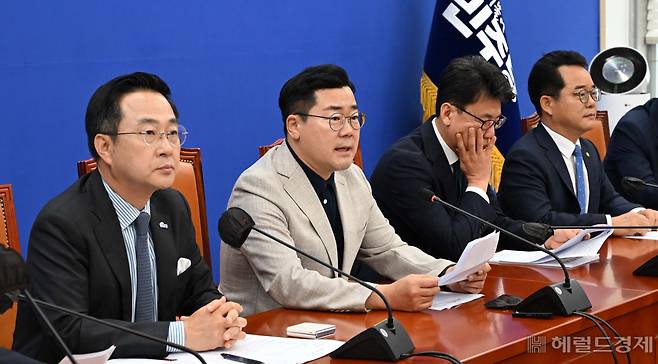 박찬대 더불어민주당 대표 직무대행 겸 원내대표가 9일 오전 서울 여의도 국회에서 열린 원내대책회의에 참석해 모두발언을 하고 있다. 이상섭 기자