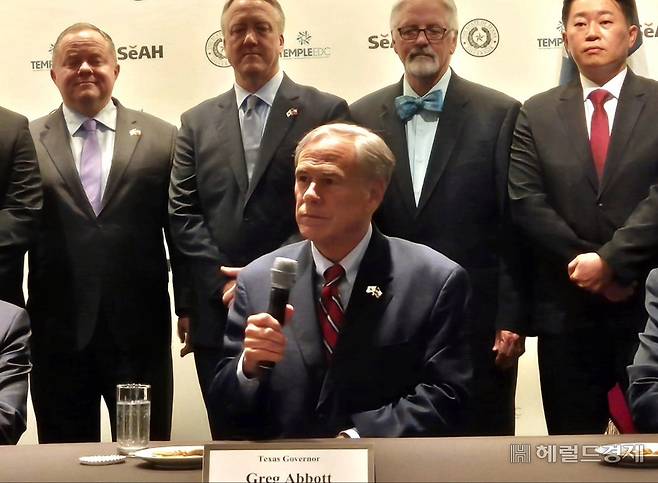 그레그 애벗 텍사스 주지사가 9일 오후 서울 신라호텔에서 열린 기자간담회에서 삼성전자의 텍사스 투자가 가져올 경제효과를 설명하고 있다. 김현일 기자
