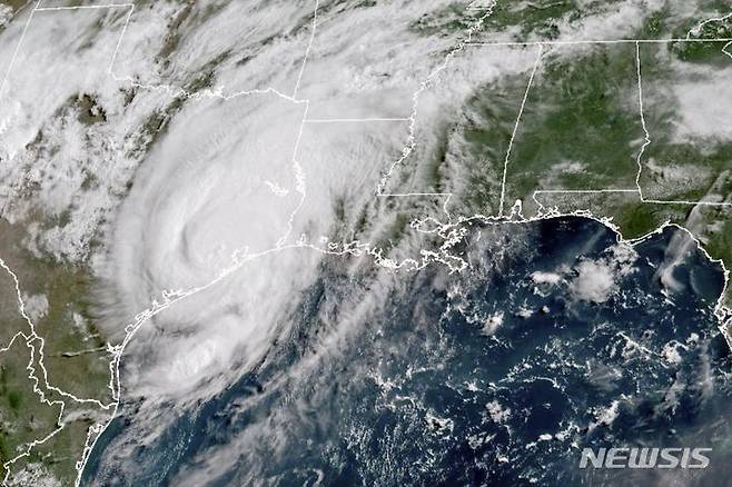 [휴스턴=AP/뉴시스] 미국 국립기상청(NOAA)이 제공한 위성사진에 8일(현지시각) 열대성 폭우 베릴이 텍사스주 상공에서 관측되고 있다. 열대성 폭우로 세력이 약화한 허리케인 베릴이 텍사스주를 강타해 지금까지 2명이 숨지고 150만 가구가 정전되는 등 피해가 발생했다. 2024.07.09.