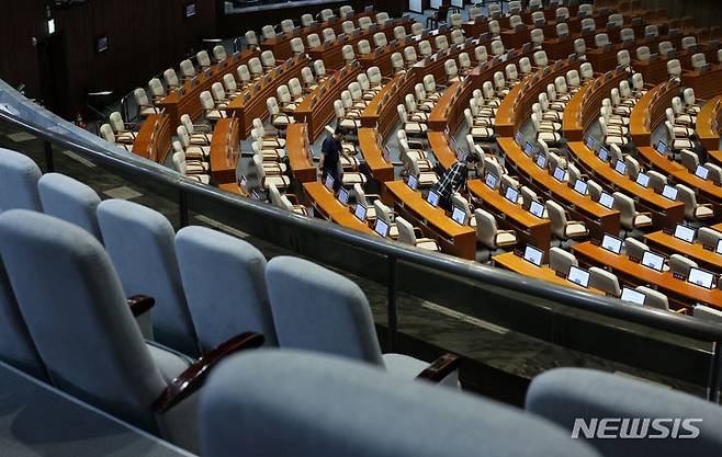 [서울=뉴시스] 조성우 기자 = 제21대 국회 마지막 본회의를 하루 앞둔 지난 5월27일 오후 서울 여의도 국회 본회의장에서 직원들이 회의장 점검을 하고 있다. 2024.07.09. xconfind@newsis.com