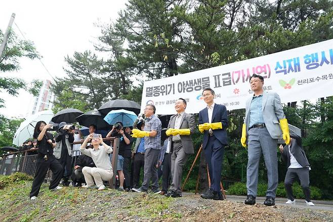 충남 천안시와 관계기관 관계자들이 멸종위기 가시연 살리기 협약 후, 기념 사진을 촬영하고 있다. 사진=천안시 제공 *재판매 및 DB 금지