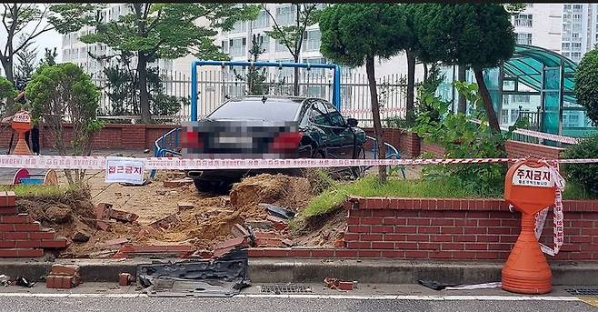 [부산=뉴시스] 9일 오전 9시13분께 부산 사상구의 한 아파트 주차장에서 A(70대)씨가 몰던 승용차가 놀이터 담벼락을 들이받고 놀이터 안으로 돌진했다. (사진=부산경찰청 제공) *재판매 및 DB 금지