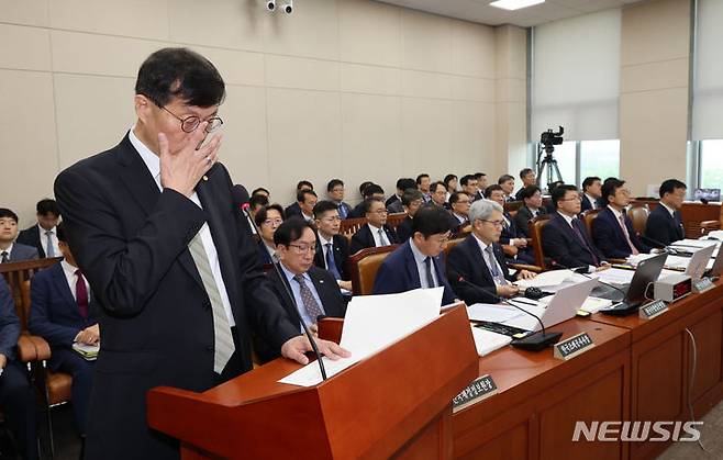 [서울=뉴시스] 권창회 기자 = 이창용 한국은행 총재가 9일 오전 서울 여의도 국회에서 열린 기획재정위원회 전체회의에서 업무보고 중 안경을 만지고 있다. 2024.07.09. kch0523@newsis.com