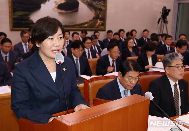 [서울=뉴시스] 고승민 기자 = 송미령 농림축산식품부 장관이 9일 서울 여의도 국회에서 열린 제1차 농림축산식품해양수산위원회 전체회의에서 업무보고를 하고 있다. 2024.07.09. kkssmm99@newsis.com