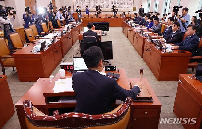 [서울=뉴시스] 조성우 기자 = 정청래 국회 법제사법위원회 위원장이 9일 오후 서울 여의도 국회에서 열린 법제사법위원회 전체회의에서 국민의힘 의원들이 퇴장한 가운데 윤석열 대통령 탄핵소추안 즉각 발의 요청에 관한 청원 관련 청문회 실시계획서 채택의 건 관련 안건을 처리하고 있다. 2024.07.09. xconfind@newsis.com