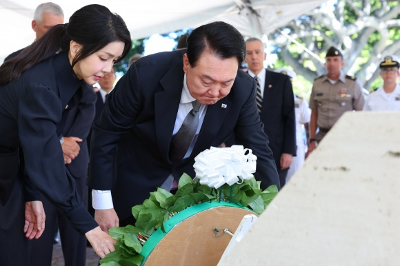 윤석열 대통령과 부인 김건희 여사가 8일(현지시간) 미국 하와이 태평양국립묘지에 헌화하고 있다. 2024.7.9 뉴시스