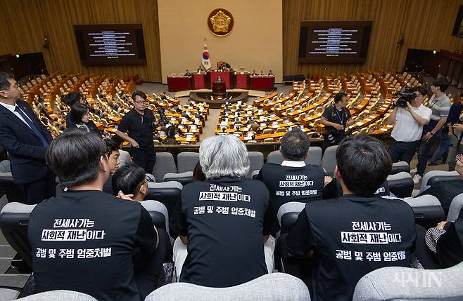 5월28일 전세사기 피해자들이 국회 본회의에서 전세사기 특별법 개정안이 처리되는 모습을 보고 있다. ⓒ시사IN 조남진