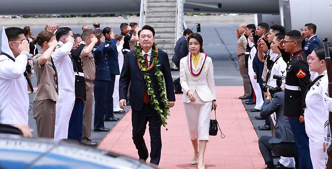 윤석열 대통령과 김건희 여사가 8일(현지시간) 북대서양조약기구(NATO·나토) 75주년 정상회의 참석에 앞서 미국 하와이 히캄 공군기지에 도착해 도열병의 거수 경례를 받으며 공항을 빠져나가고 있다. ⓒ연합뉴스