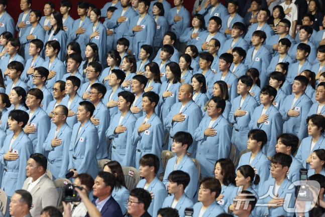 대한민국 파리올림픽 출전 선수단 등 참석자들이 단복을 입은 채 9일 오후 서울 송파구 올림픽공원 올림픽홀에서 열린 2024 파리하계올림픽대회 결단식에서 국민의례를 하고 있다. /사진=뉴스1