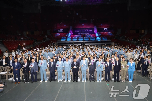 9일 서울 송파구 올림픽공원 올림픽홀에서 열린 2024 파리올림픽 선수단 결단식에서 한덕수 국무총리와 유인촌 문화체육관광부 장관, 이기흥 대한체육회장 및 참가 선수단이 기념 촬영하고 있다. /사진=뉴스1