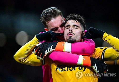 유럽 축구 전문기자인 벤 제이콥스가 9일(한국시간) 자신이 기고하는 영국 매체 '기브미스포츠'를 통해 울버햄프턴이 토트넘이 노리는 에이스 페드루 네투에게 거액의 이적료를 요구할 거라고 밝혔다. 황희찬의 동료에서 손흥민의 파트너로 옷을 바꿀 수 있지만, 울버햄프턴 구단 역대 최고 이적료 수익을 발생시켜야 한다. 연합뉴스