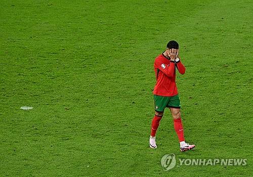세계적인 슈퍼스타 크리스티아누 호날두가 불혹을 앞둔 나이에도 축구화를 벗지 않으려고 하는 이유가 알려졌다. 호날두가 자신을 따라 축구선수의 꿈을 키우고 있는 아들 크리스티아누 호날두 주니오르(주니어)와 함께 그라운드를 누비는 꿈을 꾸고 있다는 이야기가 나왔다. 이는 과거 첼시, 유벤투스, 피오렌티나 등에서 공격수로 활약했던 전직 축구선수 무투의 주장이다. 사진 연합뉴스
