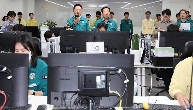 드론영상 관제 시연하는 박완수 경남지사 [경남도 제공. 재판매 및 DB 금지]