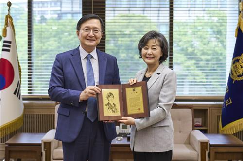 지난 4일 서울대 관악캠퍼스에서 장학금 등 1억원 기부한 박순애 행정대학원 교수(오른쪽)에게 감사패 전달하는 유홍림 총장(왼쪽) [서울대학교 제공. 재판매 및 DB 금지]