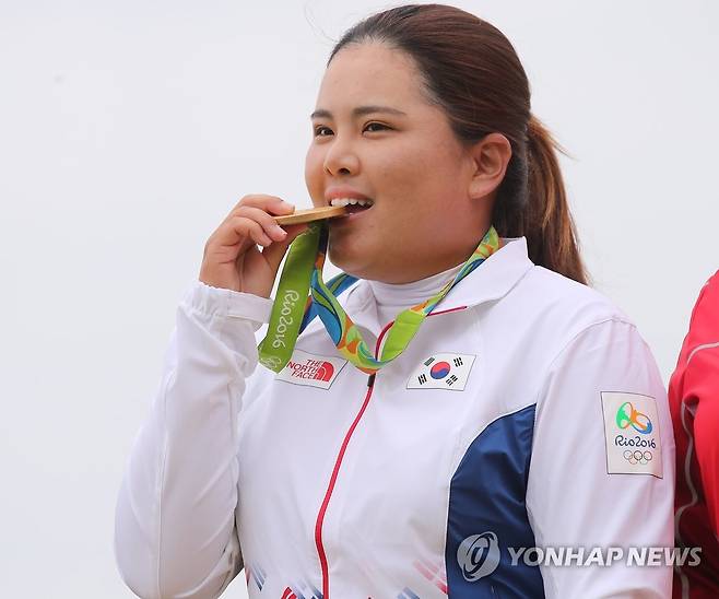 <올림픽> 어디 한 번 나도 깨물어볼까? (리우데자네이루=연합뉴스) 김도훈 기자 = 20일(현지시간) 브라질 리우데자네이루 올림픽 골프 코스에서 열린 2016 리우하계올림픽 여자골프에서 금메달을 획득한 박인비가 시상식에서 메달을 깨무는 포즈를 취하고 있다. 2016.8.21 superdoo82@yna.co.kr