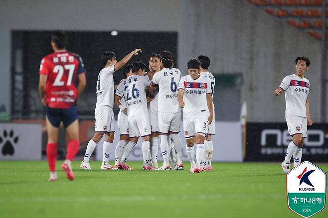 지동원의 골 축하하는 수원FC 선수들 [한국프로축구연맹 제공. 재판매 및 DB 금지]