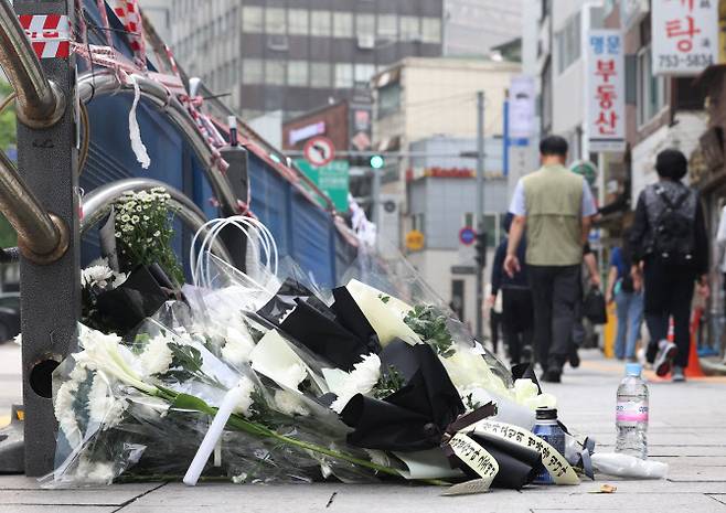 4일 오전 서울 중구 시청역 인근 역주행 사고 현장에 추모객들이 남긴 꽃들이 놓여 있다. 지난 1일 해당 교차로에서는 운전자 A씨가 몰던 승용차가 역주행하며 인도로 돌진해 9명이 사망했다(사진=연합뉴스).