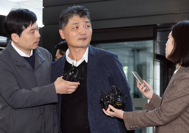 김범수 카카오 전 의장이 2023년 10월 23일 오전 서울 영등포구 금융감독원에 SM엔터테인먼트 인수 주가 시세조종 의혹과 관련해 출석하고 있다.(사진=연합뉴스)
