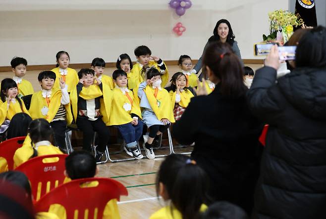 4일 서울 광진구 성자초등학교에서 열린 입학식에서 신입생들이 기념촬영을 하고 있다. (사진=뉴시스)