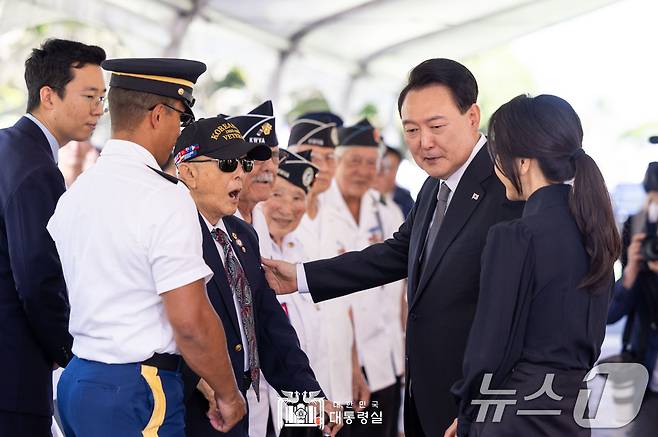 윤석열 대통령과 김건희 여사가 8일(현지시간) 미국 하와이 태평양국립묘지(펀치볼)를 방문, 6·25참전 미군 용사들과 인사하고 있다. (대통령실 홈페이지) 2024.7.9/뉴스1 ⓒ News1 송원영 기자