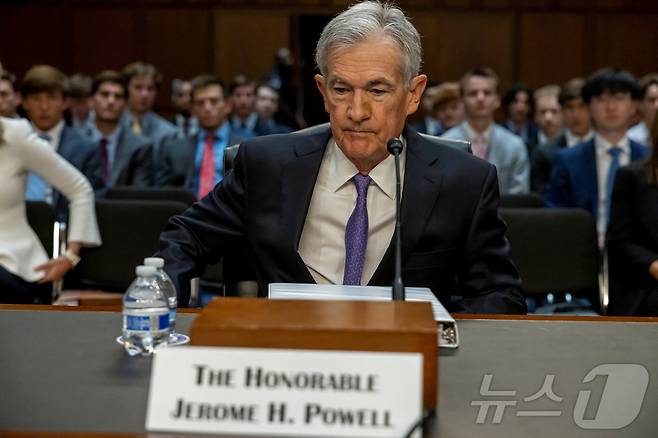 U.S. Federal Reserve Chair Jerome Powell testifies before a Senate Banking, Housing and Urban Affairs Committee hearing on "The Semiannual Monetary Policy Report to the Congress,＂ on Capitol Hill in Washington, U.S., July 9, 2024. REUTERS/Kevin Mohatt ⓒ 로이터=뉴스1