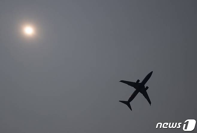 8일 (현지시간) 미국 공항서 보잉 737 여객기가 이륙을 하고 있다. 2023.6.9 ⓒ AFP=뉴스1 ⓒ News1 우동명 기자