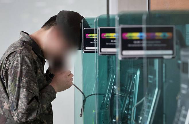 한 장병이 서울역 대합실 공중전화 앞에 줄을 지어 어디론가 전화를 걸고 있다. /김지호 기자