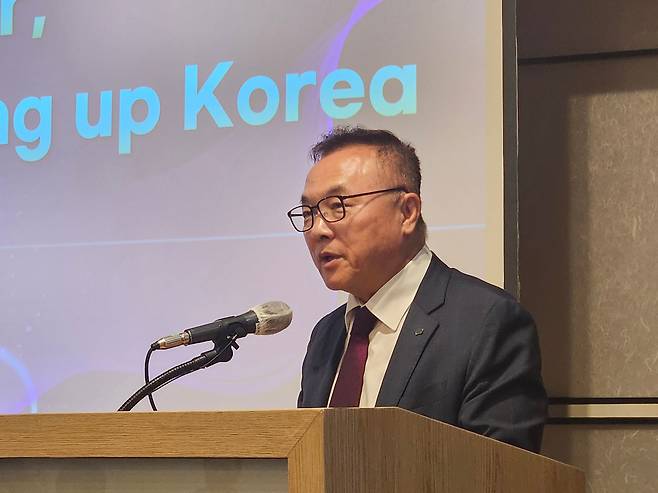 황주호 한국수력원자력 사장이 지난달 18일 서울 강남 한국과학기술회관에서 열린 '2024년 제1회 원자력원로포럼'에서 "체코 원전 수출 계약과 관련해 저렴한 비용과 빠른 건설 속도를 지킬 수 있는 모습을 강조하고 있다"고 말했다./이병철 기자