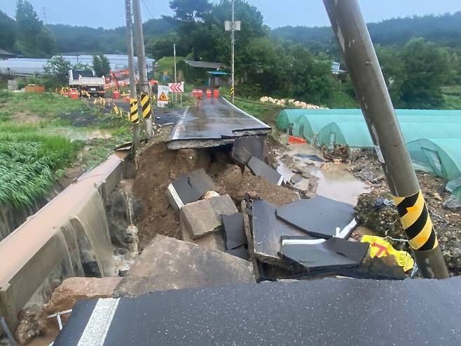 충남 서천군의 한 도로가 10일 새벽 내린 강한 비로 끊어져 있다. 연합뉴스