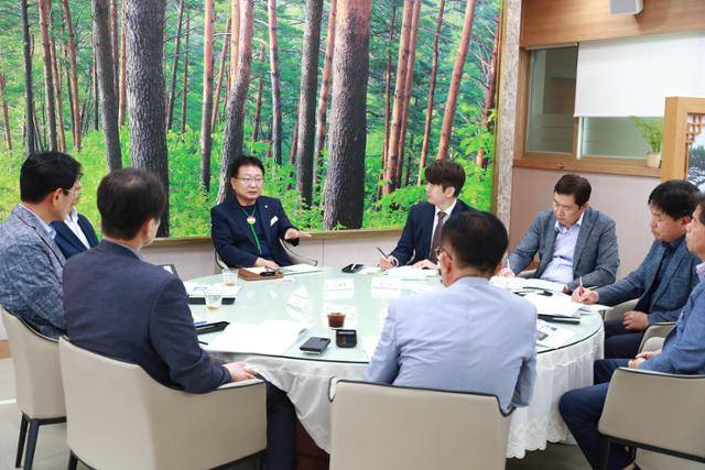 손병복 울진군수와 경북도 관계자 등이 지난 9일 울진군청에서 울진원자력국가산단 안에 추진 중인 '하이브리드 청정수소 생산기지구축' 연구용역에 대해 협의하고 있다. 울진군 제공