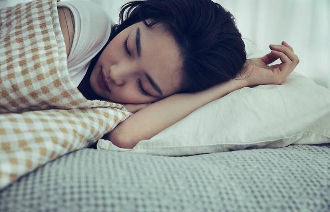 팔베개처럼 목, 어깨, 손, 팔에 부담 가는 자세를 오랫동안 하면 흉곽 출구 증후군이 생길 수 있다./사진=클립아트코리아