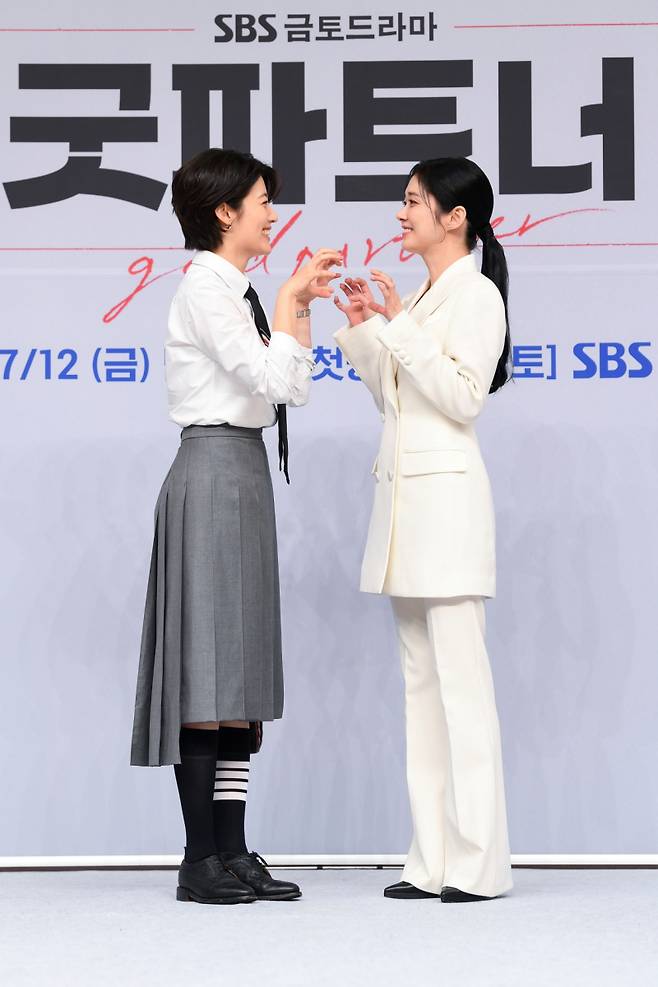 배우 남지현(왼쪽)과 장나라. 사진제공=SBS&nbsp;