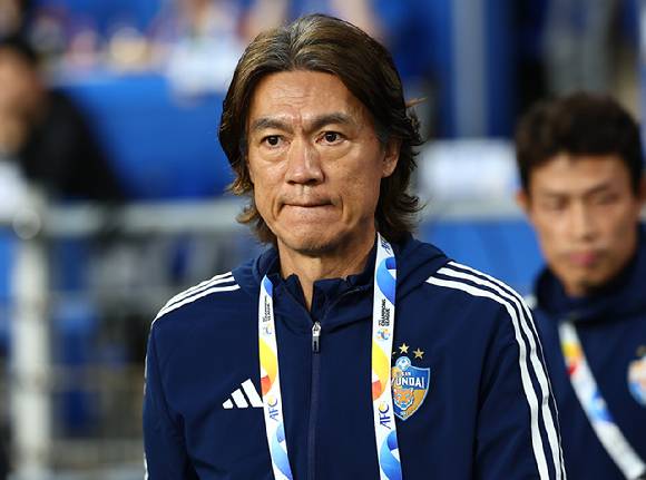 홍명보 울산현대HD 감독이 지난 4월 17일 울산 문수축구경기장에서 열린 2023-2024 아시아축구연맹(AFC) 챔피언스리그(ACL) 4강 1차전 울산 HD와 요코하마 F.마리노스의 경기장으로 나오고 있다. [사진=뉴시스]