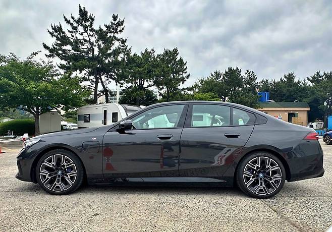 BMW 뉴 530e 측면부 / 출처=IT동아