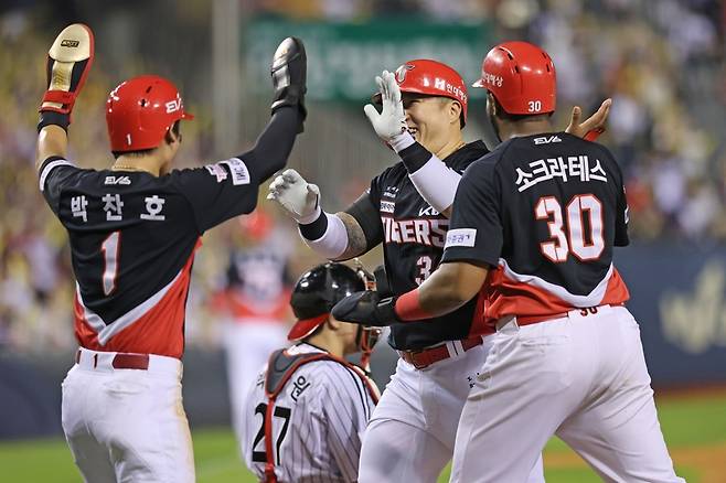 ▲지난 6일 LG전에서 최형우가 만루홈런을 치고 동료들과 기뻐하고 있다 [KIA타이거즈]