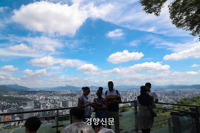 장맛비가 소강 상태를 보인 10일 오전 서울 남산에서 바라본 하늘이 맑고 푸르다. 정지윤 선임기자