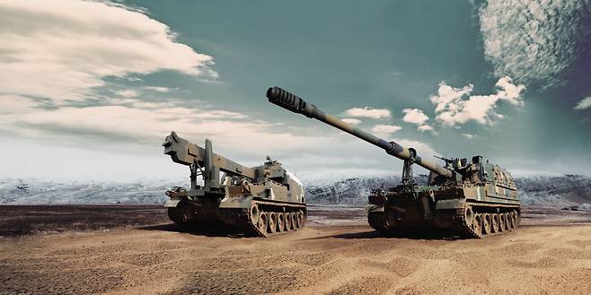 Hanwha Aerospace's K9 self-propelled howitzer (right) and K10 ammunition resupply vehicle (Hanwha Aerospace)