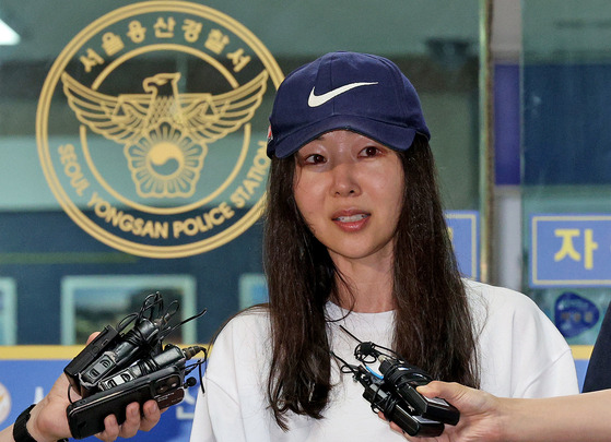 Min Hee-jin, CEO of girl group NewJeans' agency ADOR, answers questions from reporters after finishing the first session of questioning at the Yongsan Police Station, central Seoul, at around 10 p.m. on July 9. [NEWS1]