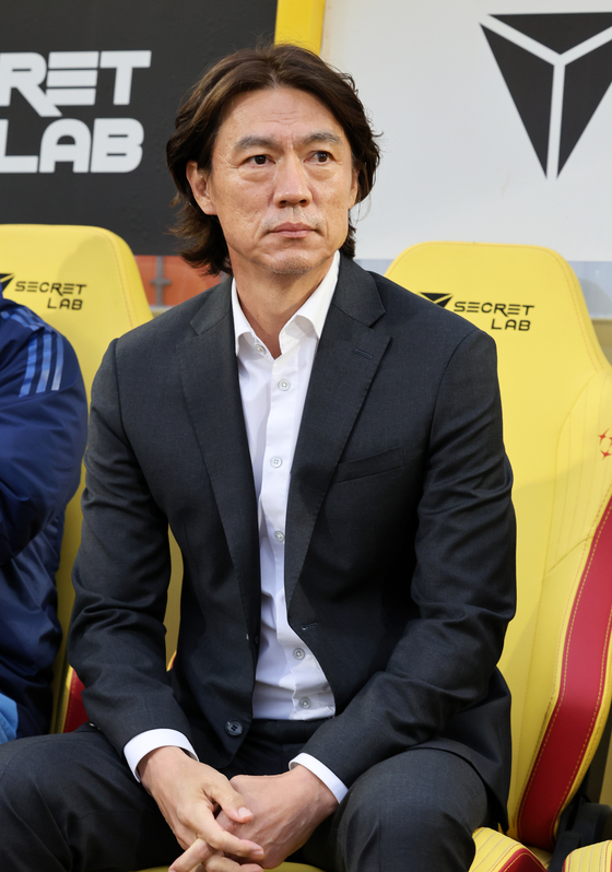 Hong Myung-bo watches as Ulsan HD face Gwangju at Gwangju Football Stadium in Gwangju on May 15.  [YONHAP]