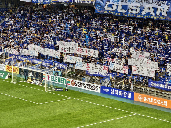 Spectators during a K League 1 match between Ulsan HD and Gwangju FC at Munsu Football Stadium in Ulsan on Wednesday hold banners criticizing Hong Myung-bo's decision to leave Ulsan to take the helm of the Korean national team. [PAIK JI-HWAN]