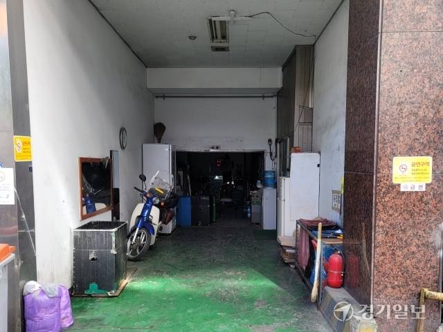 군포시 산본로데오거리(중심상가) 상가건물 기계식 주차장이 일반 적재물로 가득 차 있다. 윤덕흥기자