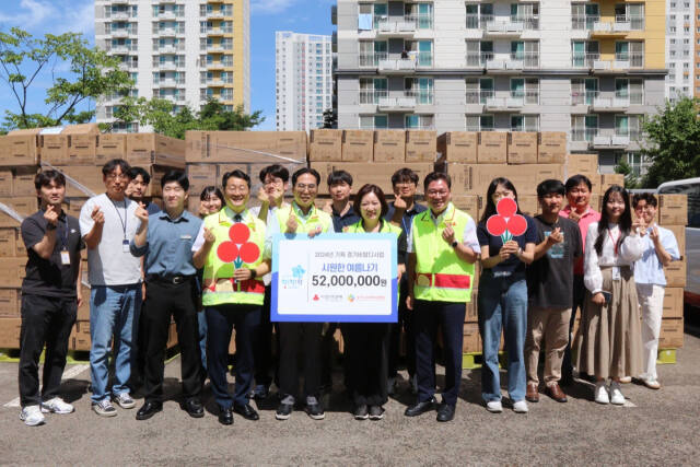 경기 사랑의열매가 희망여름 착착착 배분사업의 하나로 무더운 여름 에너지 취약계층 이웃을 위해 경기도사회복지관협회와 경기도내 이웃들에게 5천200만원 상당 선풍기 520대를 지원했다. 사진은 전달식을 마친 뒤 기념촬영을 하는 모습. 경기 사랑의열매 제공